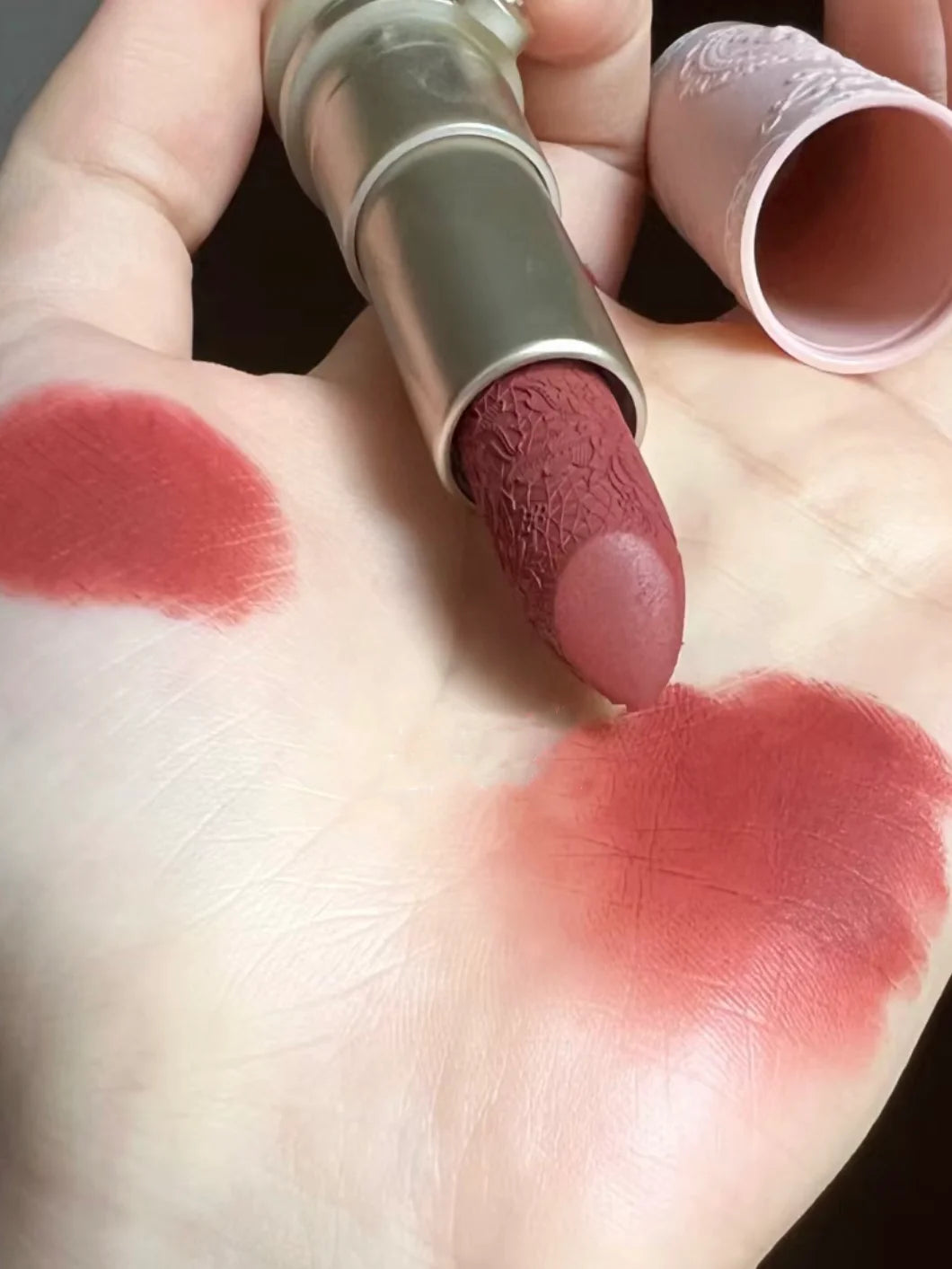 Barra labial de fácil aplicación de Colorrose-aporta versatilidad a tu maquillaje. ¡Este labial de la marca colorrose te brinda un toque de color con la máxima comodidad!