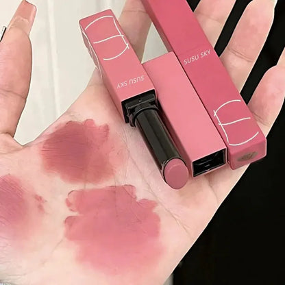 Lipstick-formula is water and sweat resistant.
