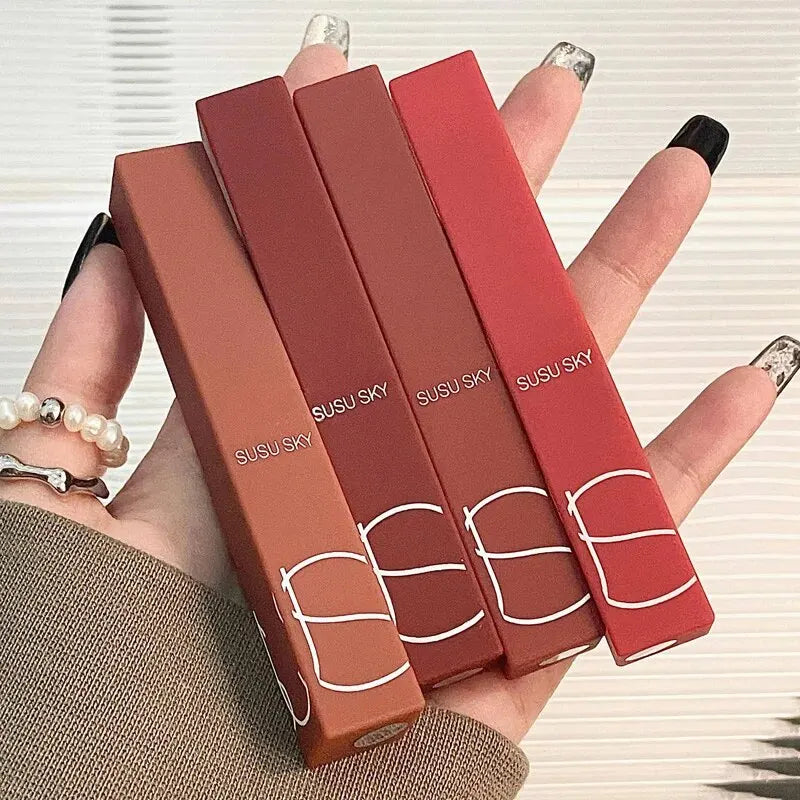 Lipstick-formula is water and sweat resistant.