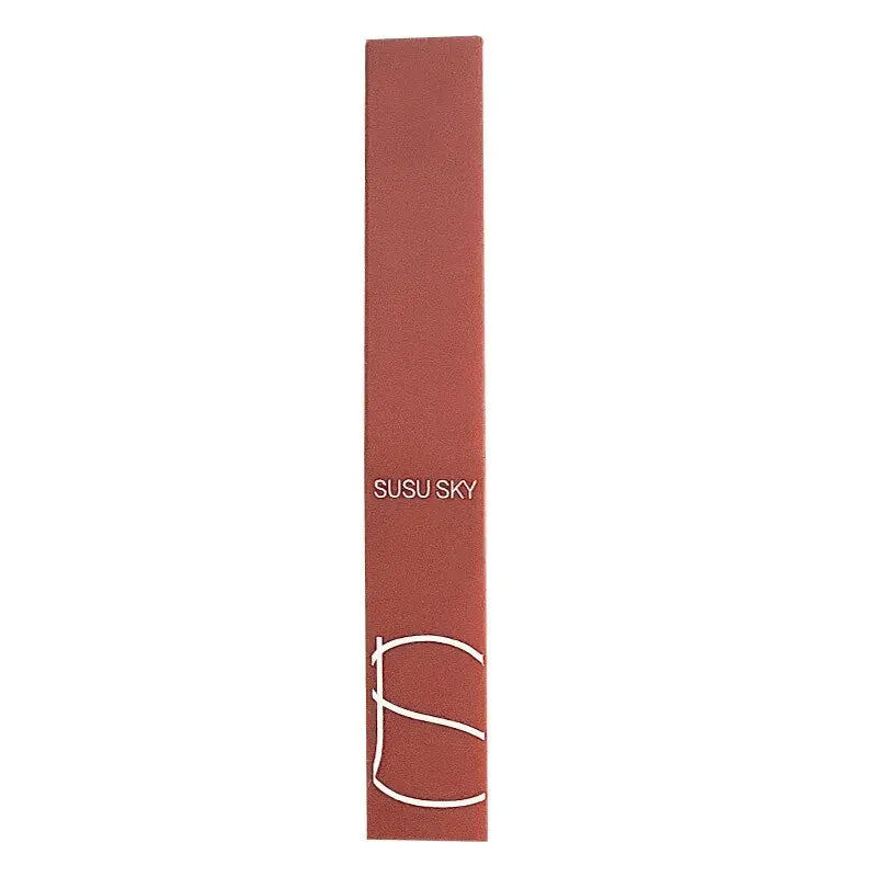 Lipstick-formula is water and sweat resistant.