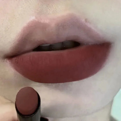 Lipstick-formula is water and sweat resistant.