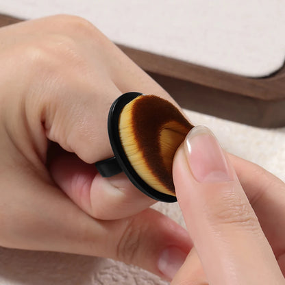 Cepillo anillo  para manicura.