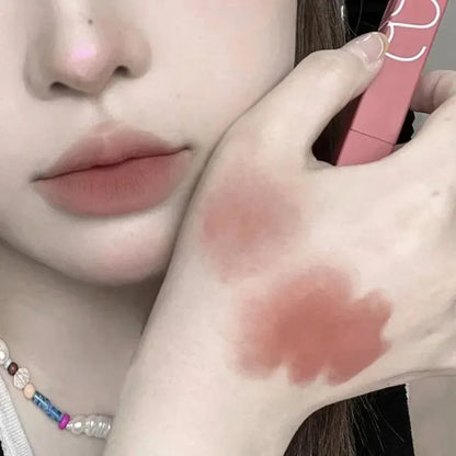 Lipstick-formula is water and sweat resistant.