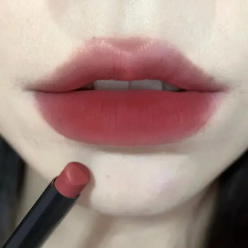 Lipstick-formula is water and sweat resistant.