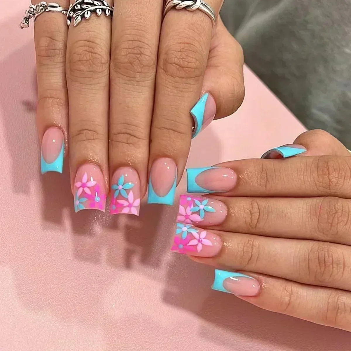 Set of 24 Short False Nails.