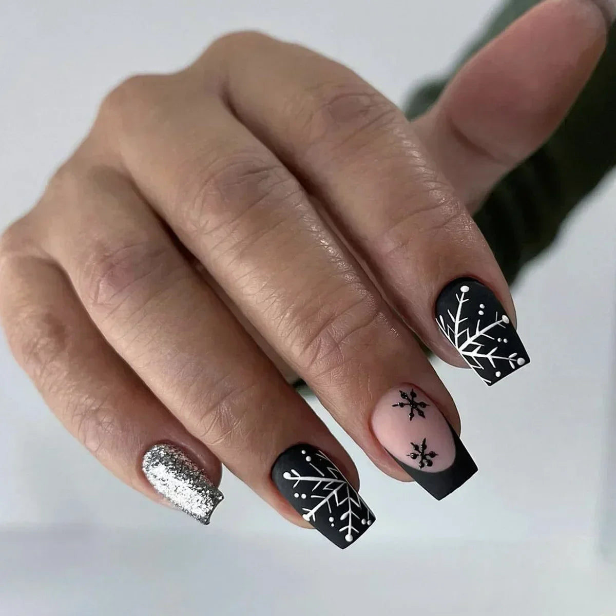 Set of 24 Short False Nails.