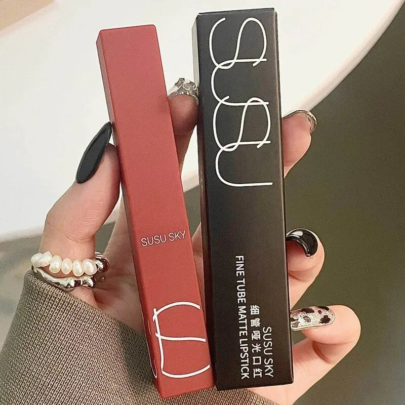 Lipstick-formula is water and sweat resistant.