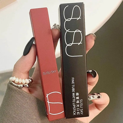 Lipstick-formula is water and sweat resistant.