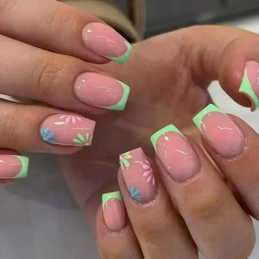 Set of 24 Short False Nails.