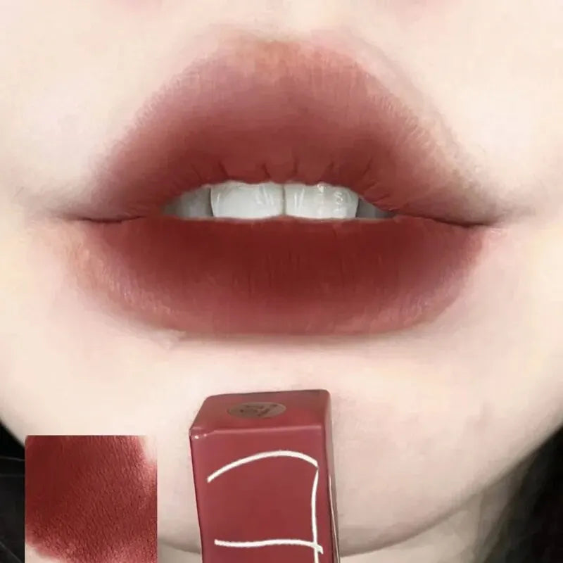 Lipstick-formula is water and sweat resistant.