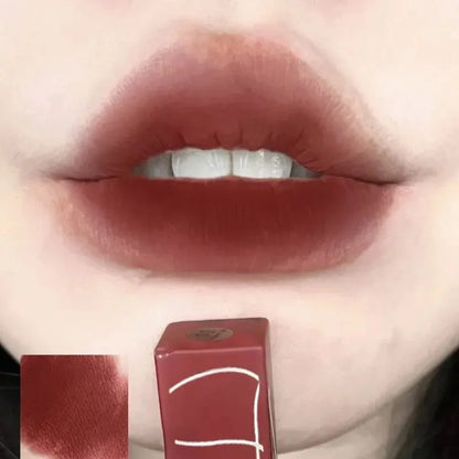 Lipstick-formula is water and sweat resistant.