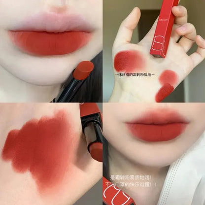 Lipstick-formula is water and sweat resistant.