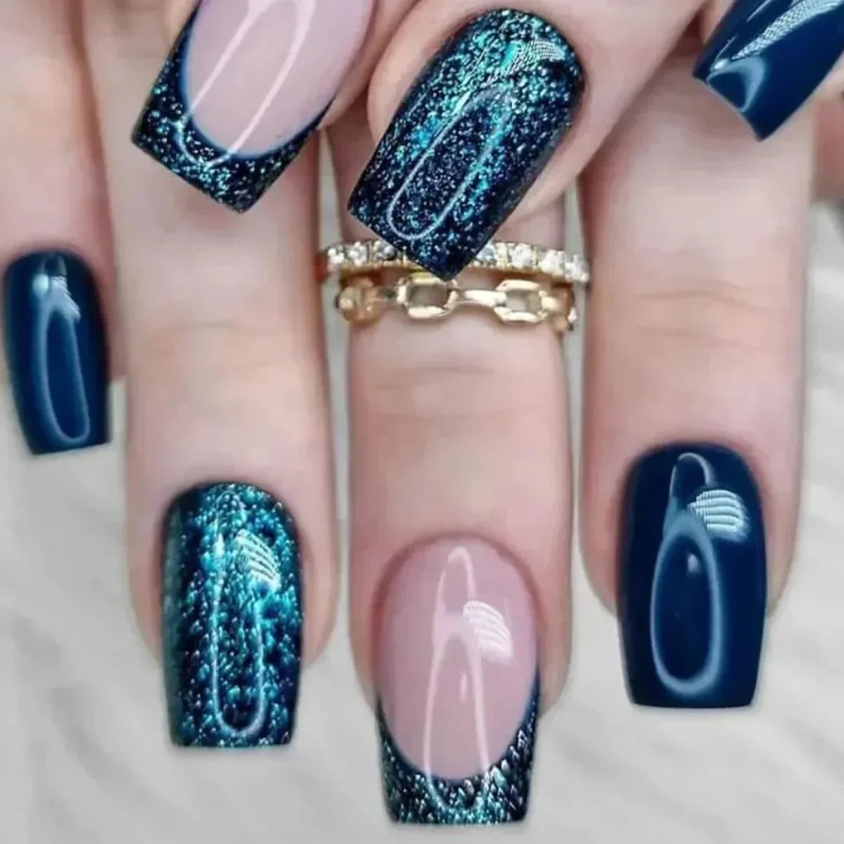 Set of 24 Short False Nails.