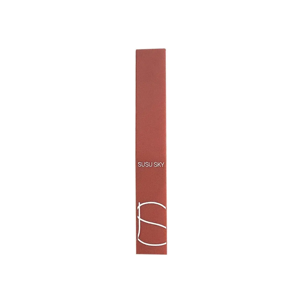 Lipstick-formula is water and sweat resistant.